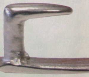 Gancio per briglia piccolo in ottone cromato.