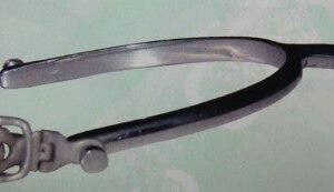 Speroni uomo inox con fibbia e rotella ardente.