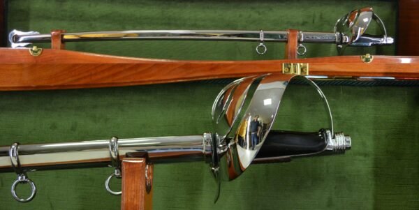 Sciabola Ufficiale Carabinieri lama larga semicurva c/fiamma e stemma araldico inciso sulla lama